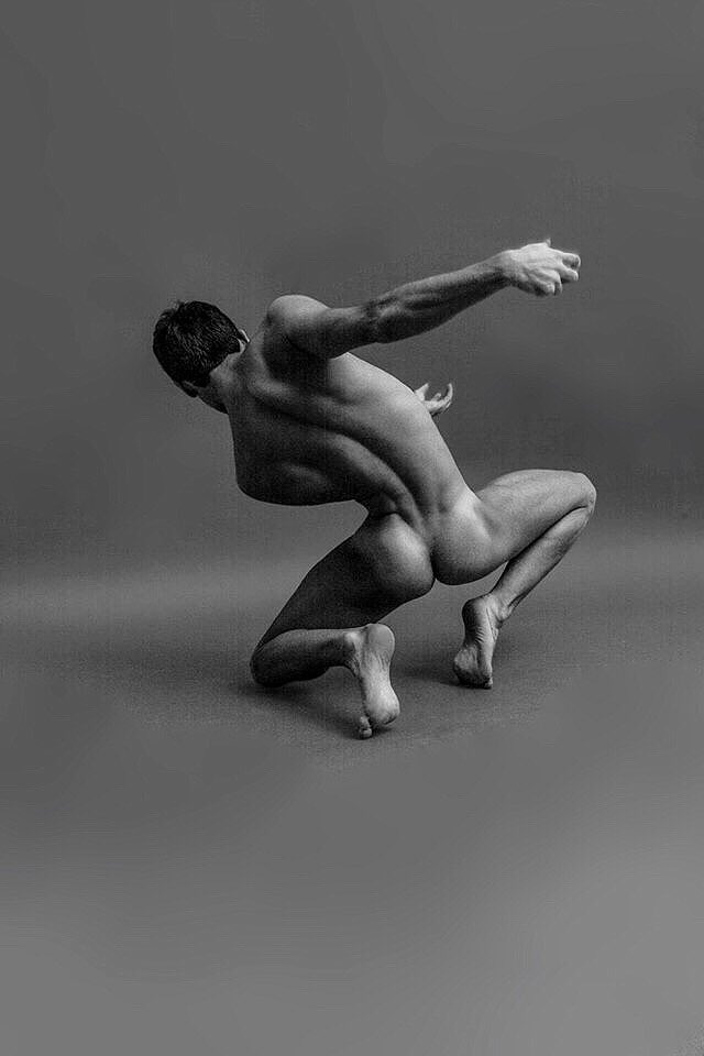 Naked male ballet dancer in... 